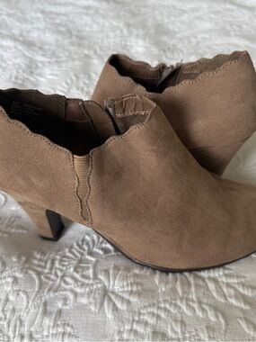 Aerosoles Faux Taupe Suede Ankle Booties - size 8